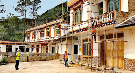 宜賓興文縣石海旅游公路沿線風貌改造工程接近完工，房屋建筑工程施工成果顯著